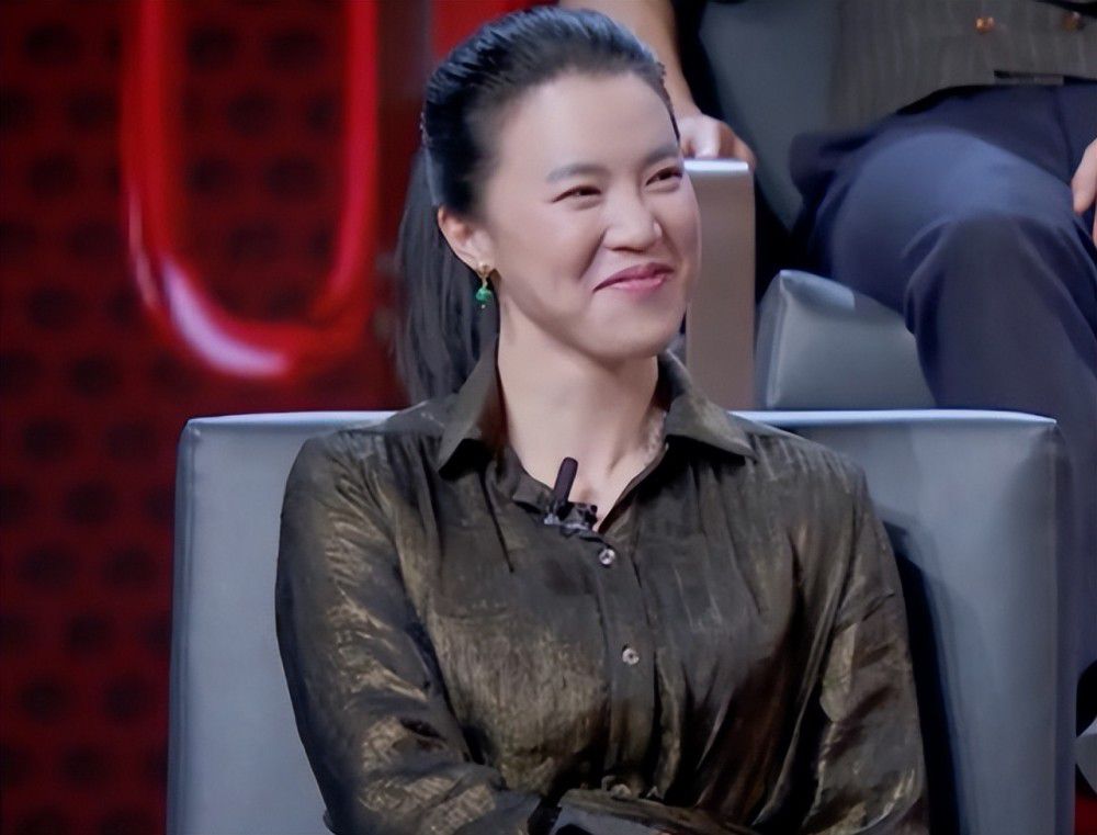 它手掌狠狠拍打着身旁的树梢，一双****剧烈的晃动这，跳着脚朝白毛公狒狒又是瞪眼又是乱叫。